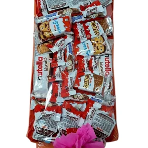 Cesta regalo de chocolates Kinder y Nutella con lazo rosa